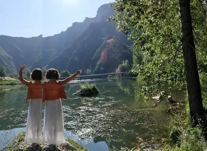 妩媚妖娆的美女,傲娇的站在池塘边.