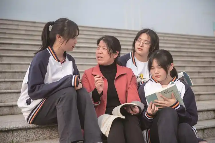 老师和学生交流.