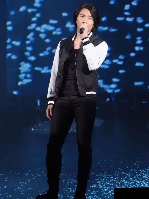 郑伊健身穿黑色内搭,外面是一件黑白棒球服,看上去非常青春,搭配黑色