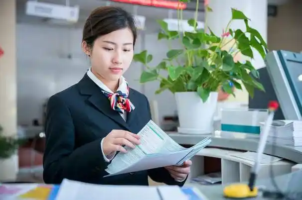会上,银行的岗位成了香饽饽,许多应届毕业生挤破头皮,想进入银行工作