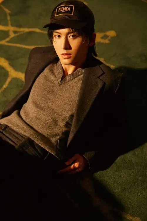 张哲瀚酷帅街头风写真图片66