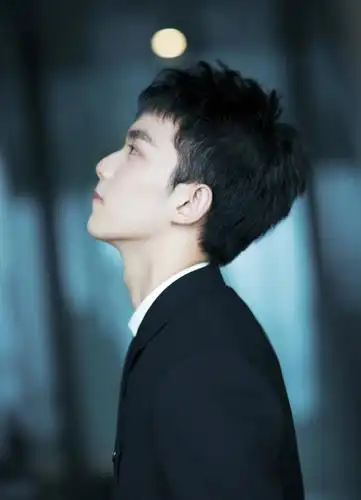 吴磊 西装黑西装的三石弟弟太让人心动了