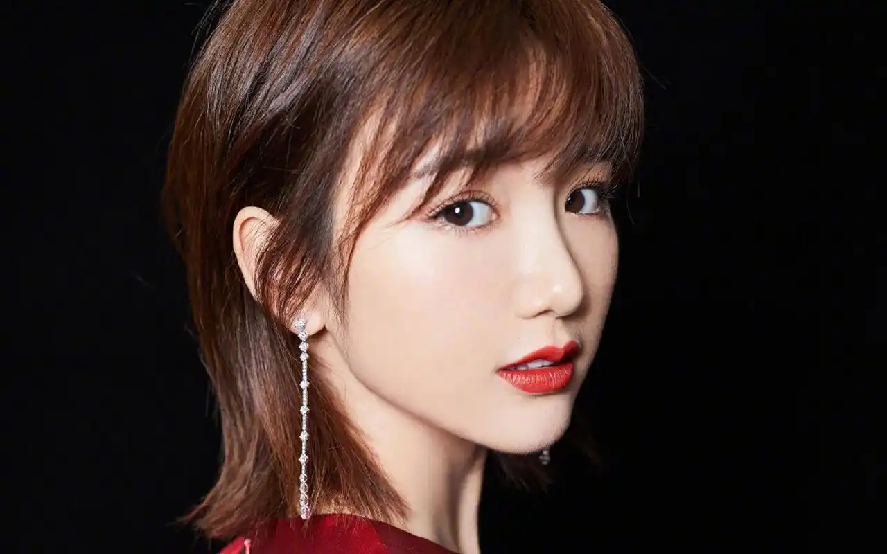 毛晓彤美艳迷人写真图片桌面壁纸