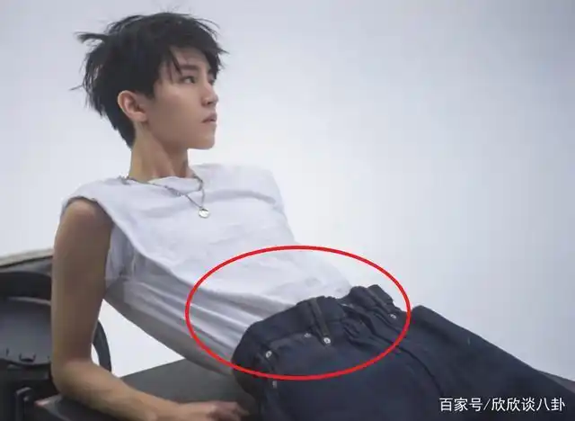 王俊凯生病后营业,手臂肌肉线条成焦点,腰围让人忍不住心酸