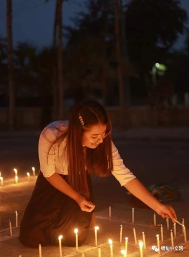 缅甸花季少女头部中枪后离世全国多地民众举行哀悼仪式