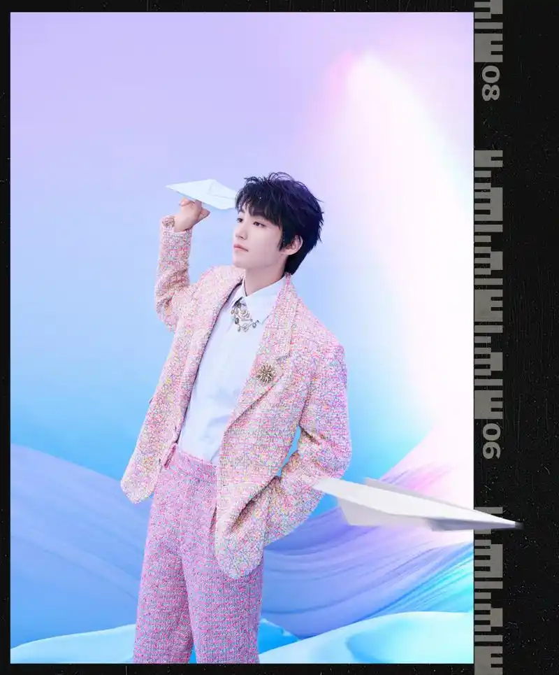 王俊凯#tfboys十年之约演唱会# 眸海温涟倒映星芒璀璨,海浪翻涌谱写