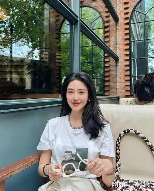 杨采钰晒北京300平大平层豪宅,单身一人住很惬意,1亿元的画抢镜