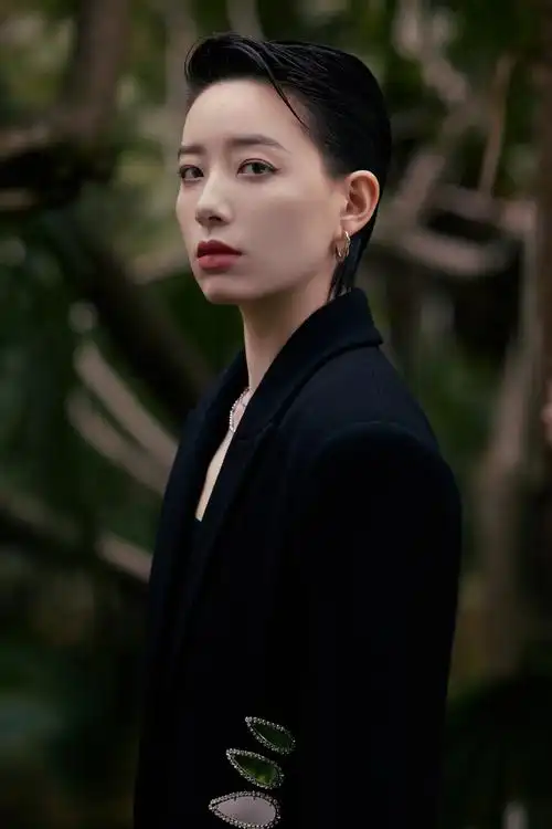 李斯丹妮酷飒性感写真图片