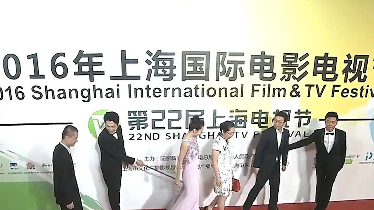 靳东拿拐杖戳王鸥臀部引热议,得知背后原因,网友:错怪靳东了