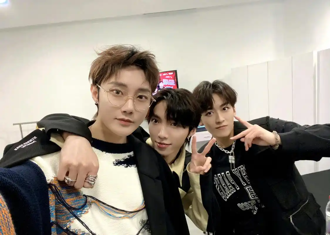 赵磊晒与何洛洛刘也合照# "小聚""中聚""大聚" 期待"超大聚"般更兜哪