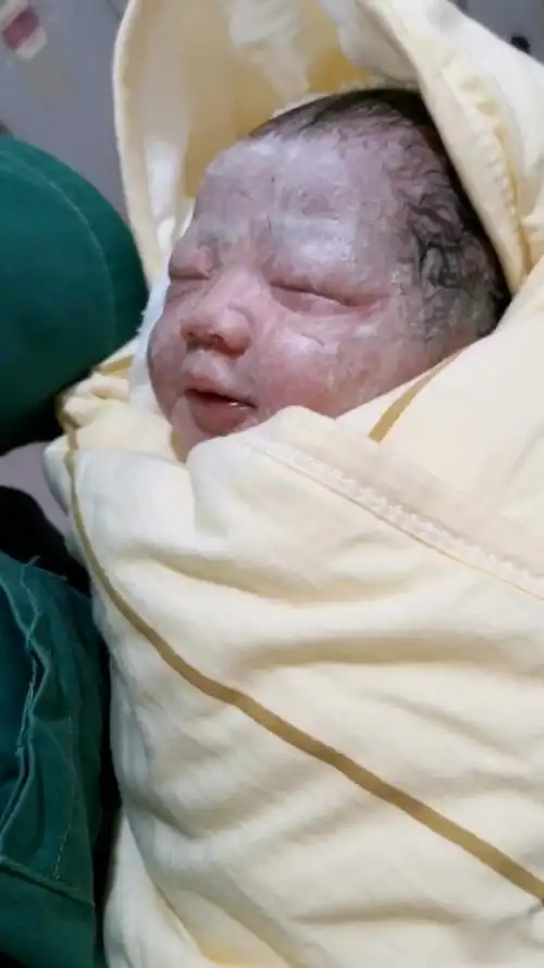 刚出生的宝宝睡着了,嘴巴还偷偷的笑着真可爱!