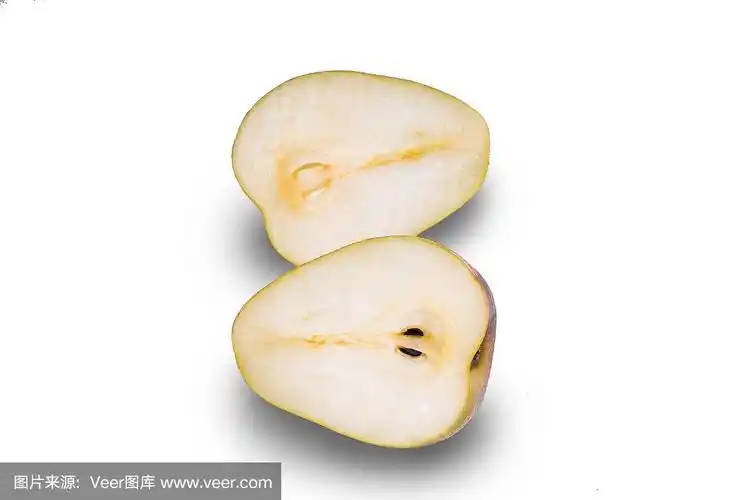 把梨切成两半,孤立地放在白色背景上.