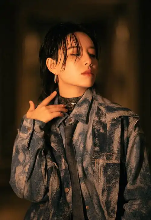 简介:李斯丹妮帅气造型时尚写真图片,分享一组李斯丹妮图片给大家,图