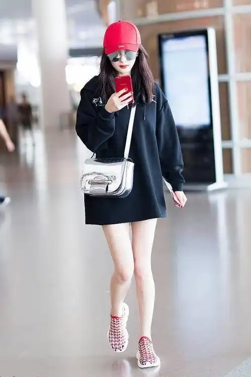 杨幂逛街被抓拍下衣失踪穿法时髦长腿纤细这真是小糯米娘亲吗