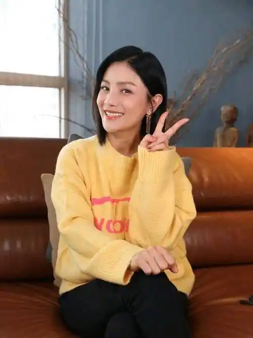 胡可素颜走机场太憔悴,穿棉衣紧身裤显臃肿,像大妈一样_黑色_状态