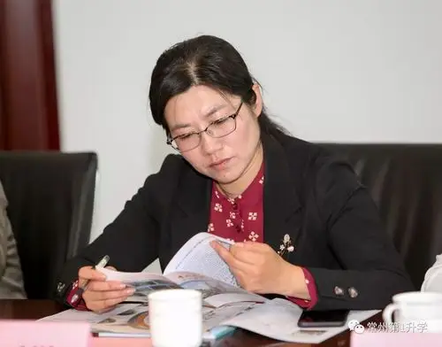 (协会副会长,市教育局副局长完利梅)新当选副会长的团市委副书记牟静