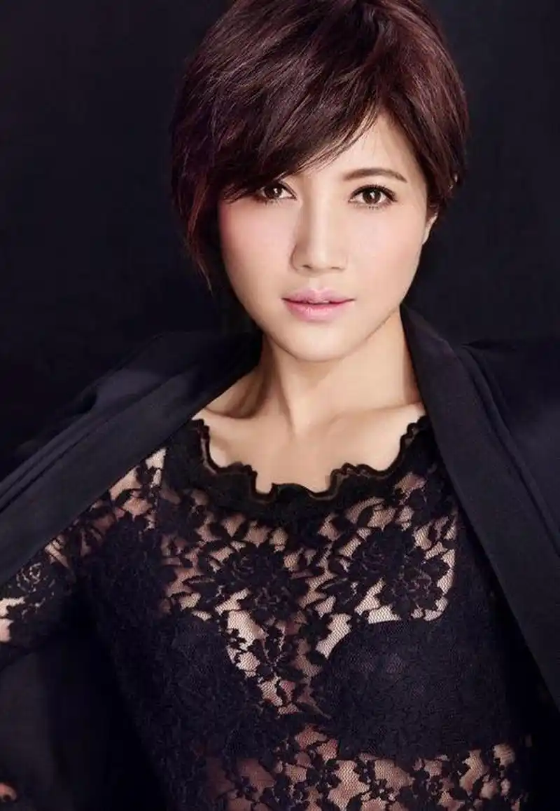 [鲜花]颜丙燕低调的实力派,为了塑造好一个角色,把漂亮的长发都剪成了