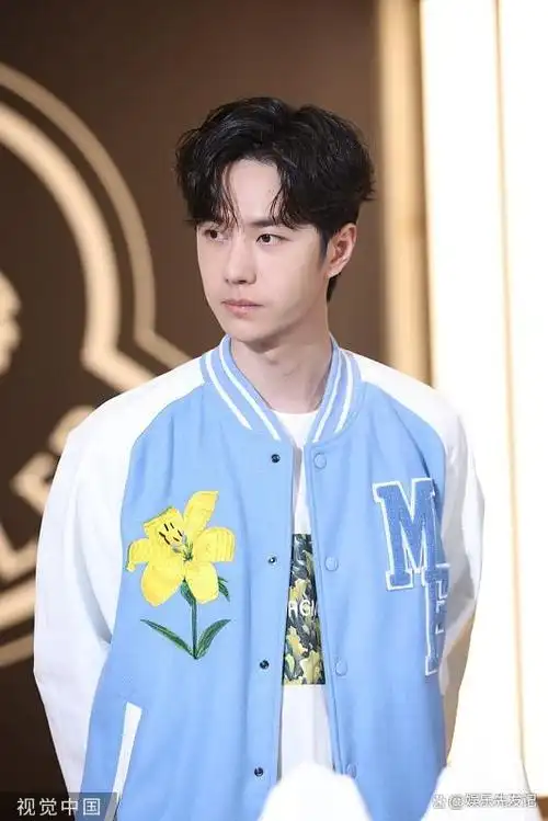 王一博穿蓝色系刺绣棒球外套,手拿酒杯成熟不失少年气