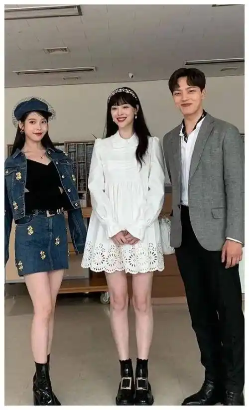 原创崔雪莉和iu同框一个穿牛仔裙一个穿仙女裙肤白貌美真养眼