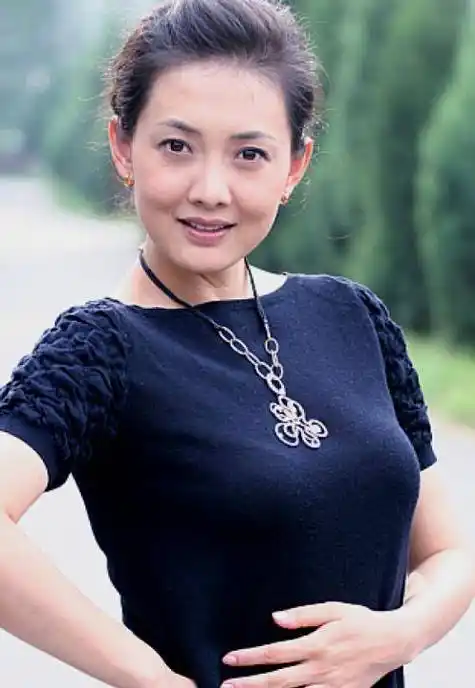 演员牛莉,运动员出身,嫁普通老公幸福满满_小时候_舞台_游泳