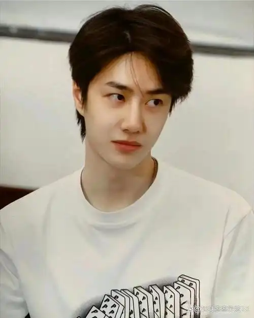 王一博是中国内地男演员,歌手,职业赛车手.