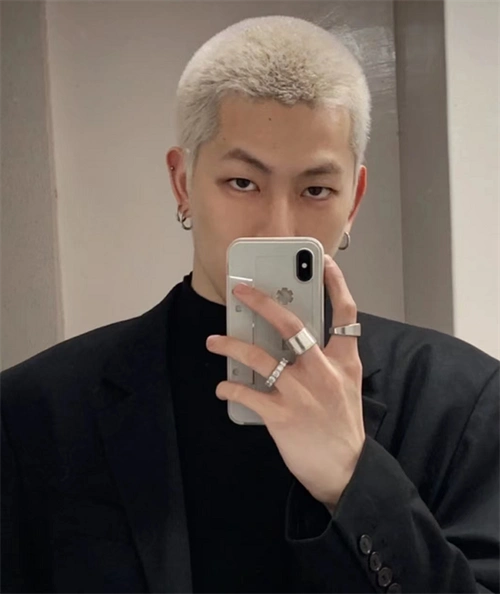 凯撒寸头最大的特色在于它短小精悍的刘海,如果你的发际线后移,额头太