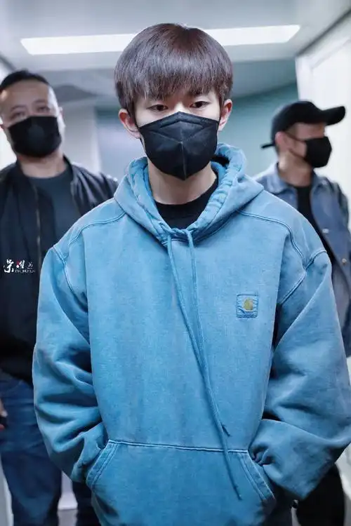 易烊千玺蓝色连帽卫衣##易烊千玺蓝色卫衣机场路透