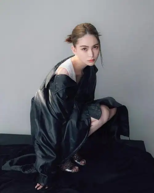 昆凌杂志写真惊艳周杰伦上线转发老婆美照