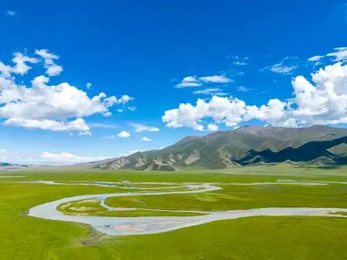 中国新疆伊犁草原湖泊风光