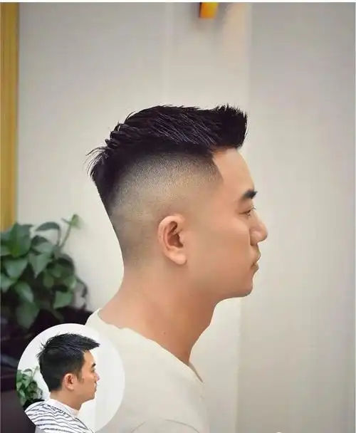 两侧铲短的男士飞机头,主要的造型体现在头顶区和刘海的位置,头顶区的
