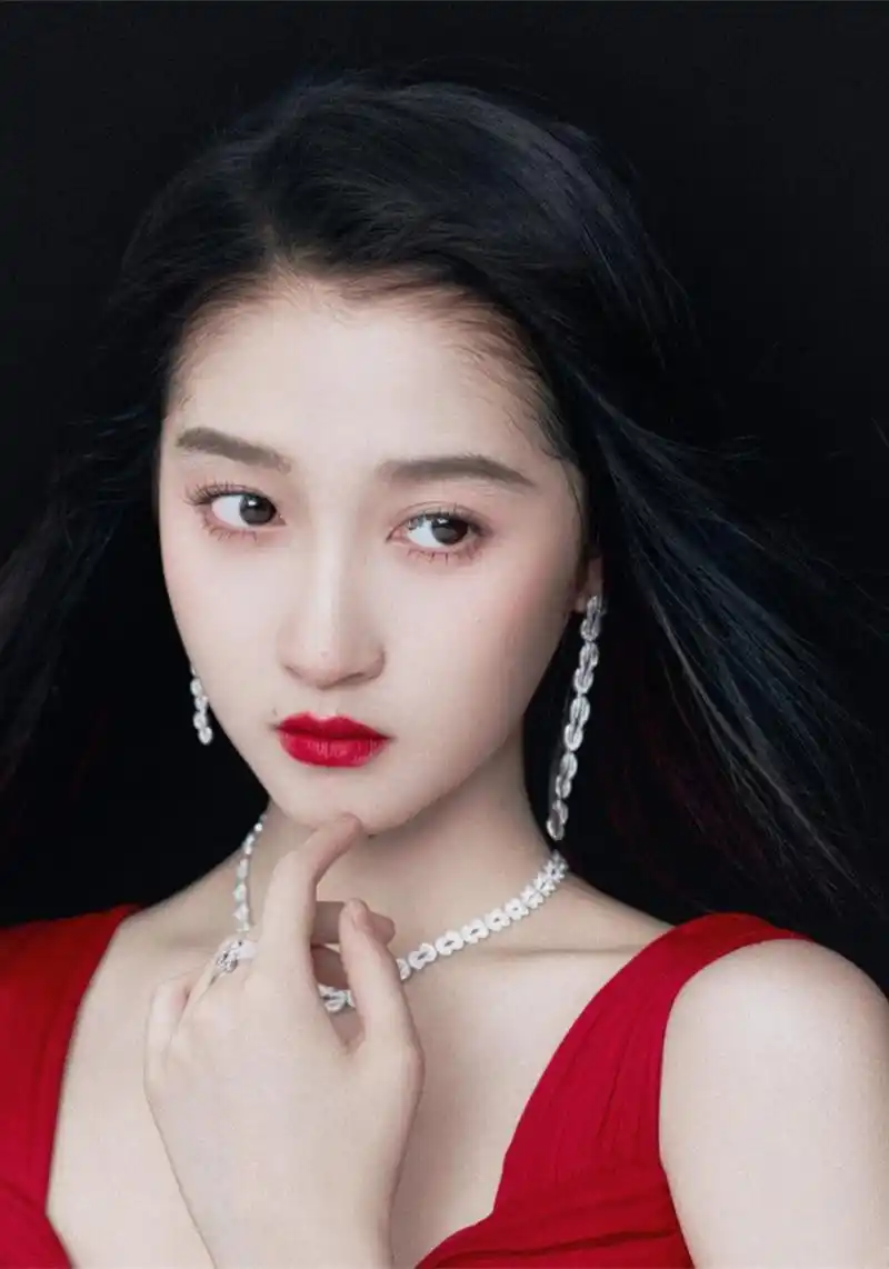 关晓彤×白玉兰绽放颁奖典礼  穿着valentino 2021 pre-fall的礼服,与