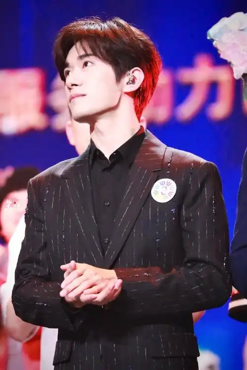 辞星海##易烊千玺于适同框照##易烊千玺不辞星海舞台#  很帅的大明星!