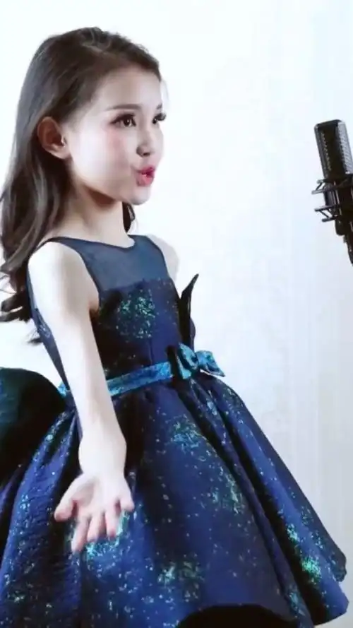 童模宋小睿长着网红脸,我都想生女儿了,长大不知道会便宜谁