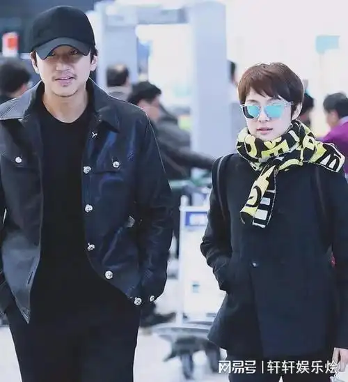 孙俪邓超穿情侣装走机场