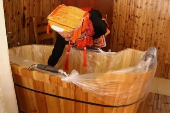 瑶浴的功效防止妇科病,瑶族人的瑶浴用了各种各样的中草药材进行配置