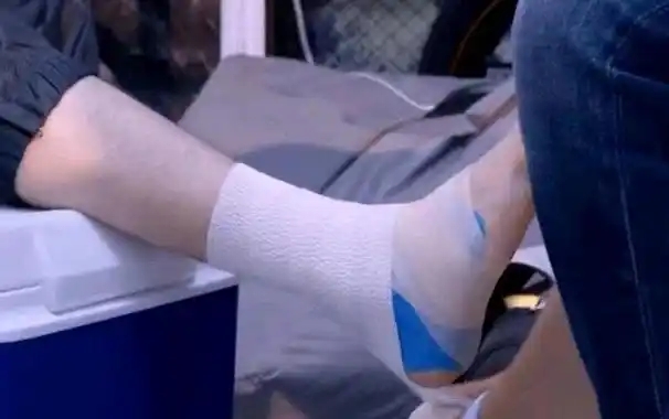 王一博脚部受伤,委屈的表情跟脚踝成看点,网友又被柠檬酸