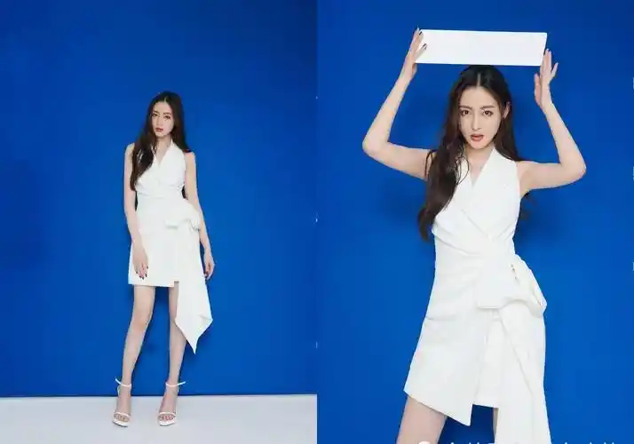 脚踩白色高跟凉鞋秀出了一双细长美腿;张天爱的这身不规则白裙不仅