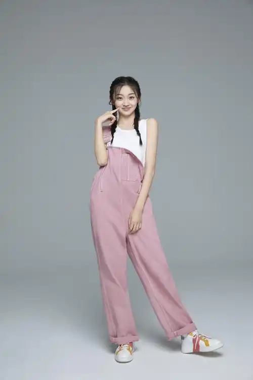 p>曲芷含,女,原名曲婉婷 i>(因撞名歌手 /i> i> a target="_blank"