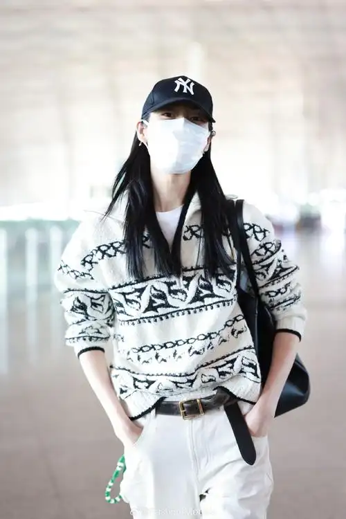 机场真街拍#超模#刘雯#今日现身机场,带来秋冬"男友风"穿搭:翻领针织