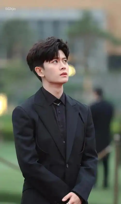 张艺兴李现任嘉伦成毅吴世勋吴楚一曾舜晞肖顺尧等动态