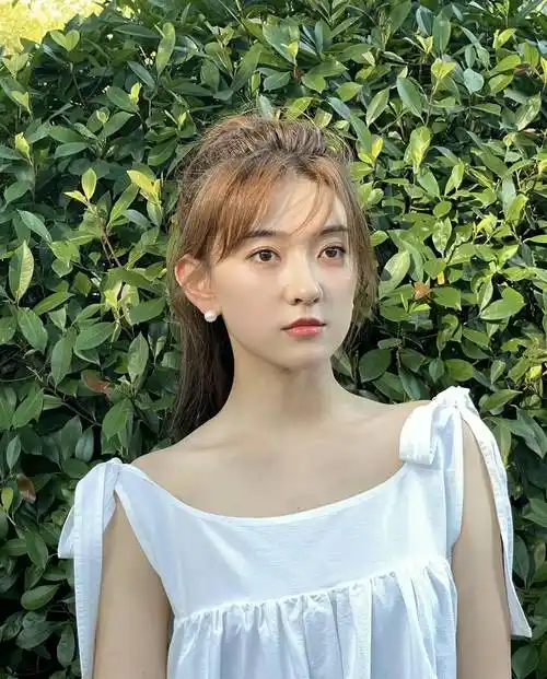 女明星梁洁写真合集:清新靓丽,俊美秀气_梁洁_写真_女明星