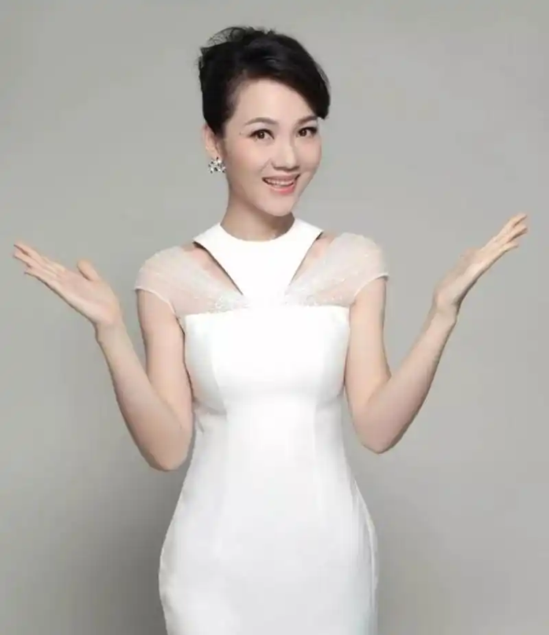 主持人周群自曝患耳石症,头晕还要直播5个小时,素颜出镜显憔悴|周群|