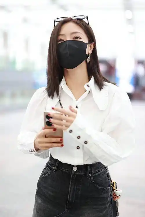 邓家佳机场演绎酷girl穿搭 衬衫短裙配马丁靴可甜可盐_牛仔_热播_示范