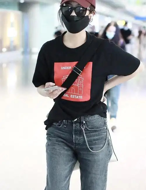 "罗艳"李庚希红黑look走机场美又酷 牛仔裤配运动鞋