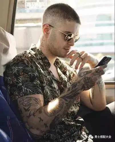 圆寸关键词:饱满特点:圆寸是一种男生发型,区别于平头.