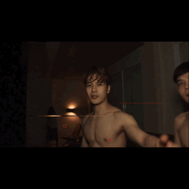 王嘉尔:黑色紧身裤成就完美腹肌线条,行走的魅力无处不在!