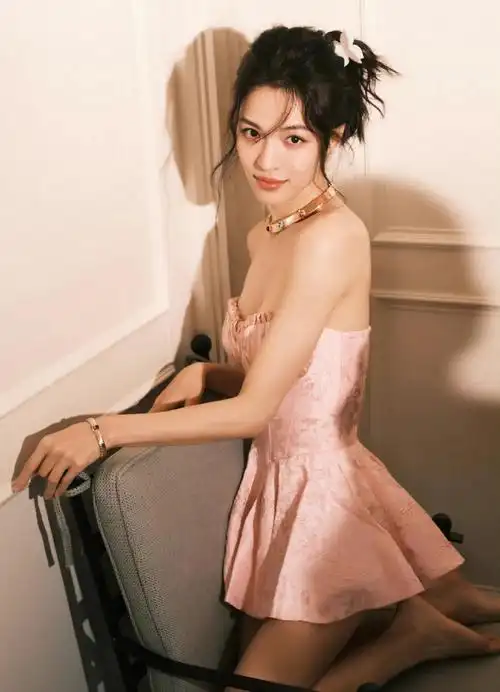 钟楚曦晒美照,穿粉色抹胸短裙床上拍照秀长腿,甜美清新!
