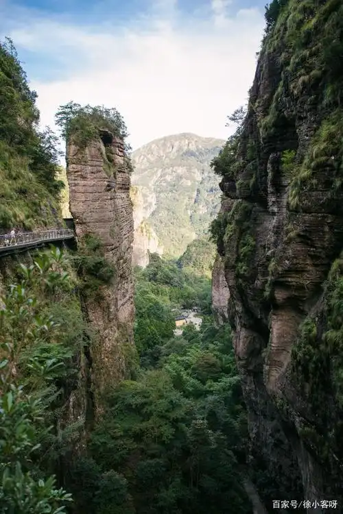 灵岩飞渡,小龙湫,断肠崖都是在这景区里,也算是雁荡山景区群里从空中