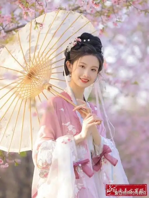 女生穿汉服乘公交车,也能引发热议,背后的原因更值得我们深思