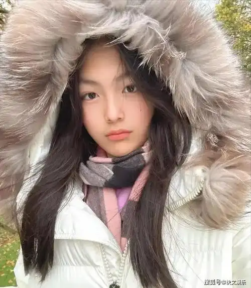 原创李湘15岁女儿回英国上学晒长发照成熟认不出与小时候判若两人